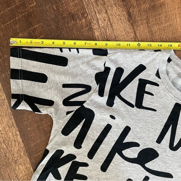 2🍒/$36~Nike AOP Graffiti Style Gray Crop Top~Medium - Picture 13 of 15